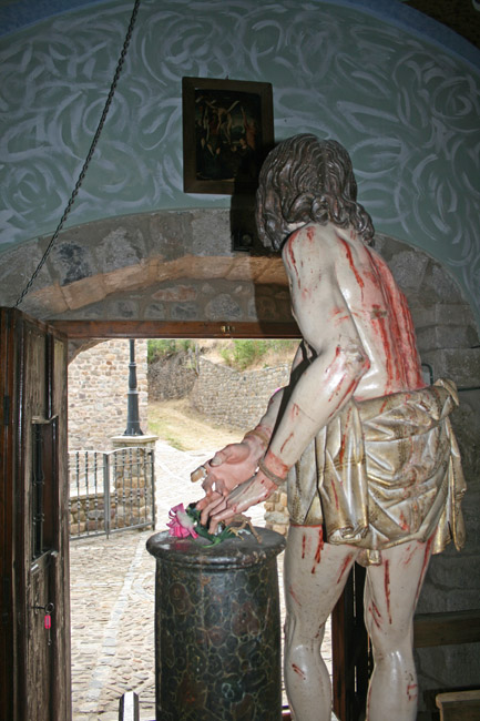 El Cristo del Humilladero en la ermita esperando la llegada de San Miguel, en Jal�n de Cameros el s�bado 30 de Junio de 2012. &copy; Roberto Arenzana Blanco.