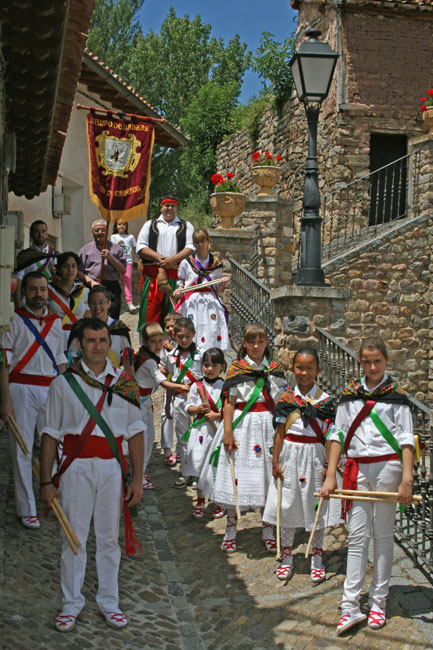 Grupo de danzadores tras la procesi�n, en la calle, en Jal�n de Cameros el domingo 29 de Junio de 2014. &copy; Roberto Arenzana Blanco.